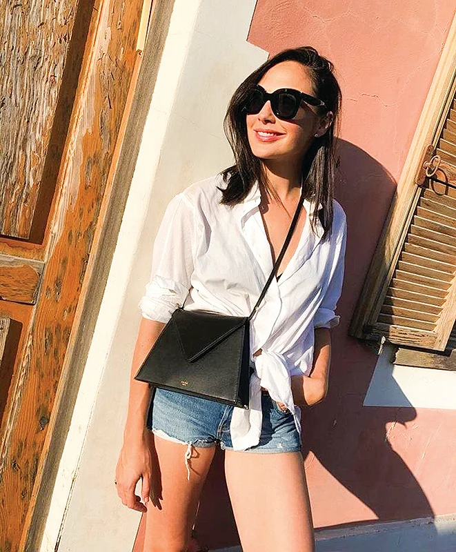 Gal gadot - சூடா ஒரு போட்டோஷூட்!