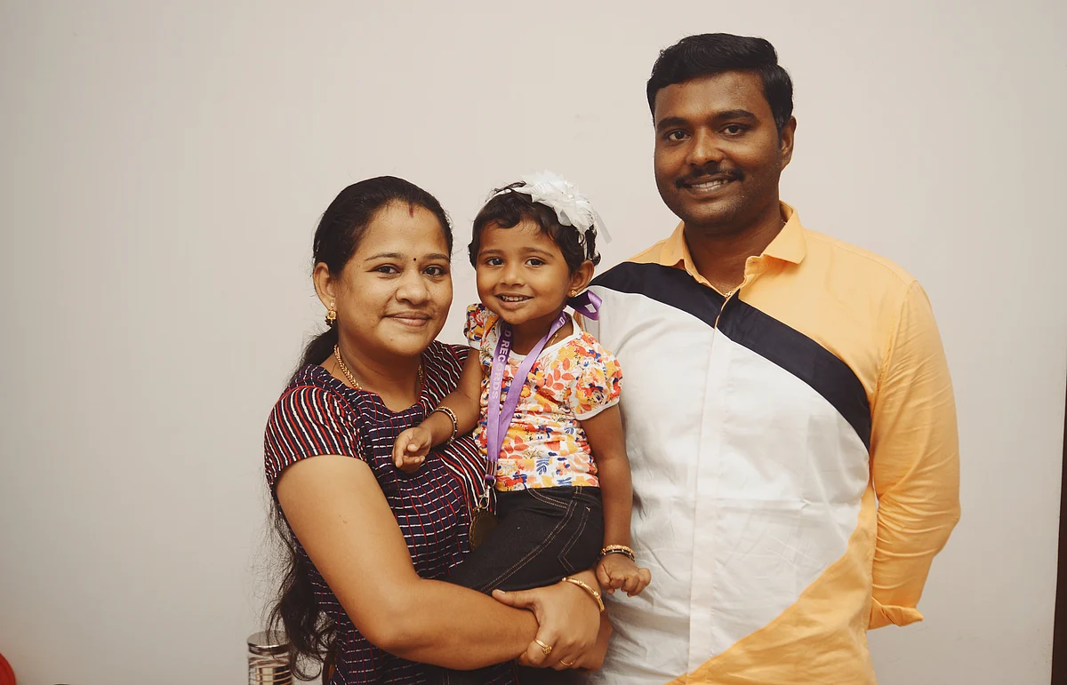 பெற்றோர்களுடன் குழந்தை தேயன்ஸ்ரீ
