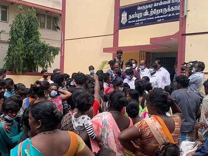 எழும்பூர் ரயில் நிலையம் அருகே வெளியேற்றப்பட்ட மக்கள்; வீடுகள் தருவதாக எம்.எல்.ஏ உறுதி!