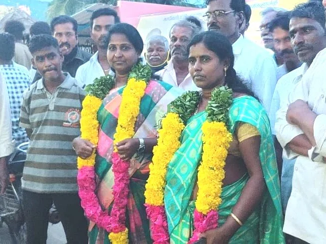 அக்கா ஊராட்சித் தலைவர், தங்கை ஒன்றியக் கவுன்சிலர்; தந்தை மறைவால் எடுத்த சபதம்; நிறைவேற்றிய மகள்கள்!