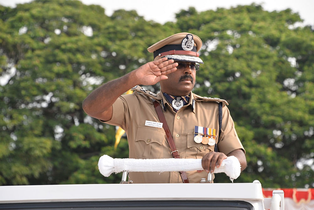 ரத்த சாட்சியான போலீஸ் தொப்பி!