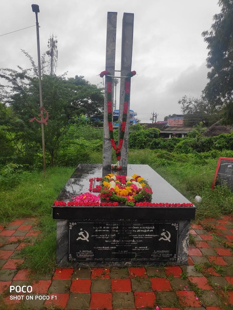 தோழர்கள்
பாப்பா - உமாநாத்
இருவரின் நினைவிடம்