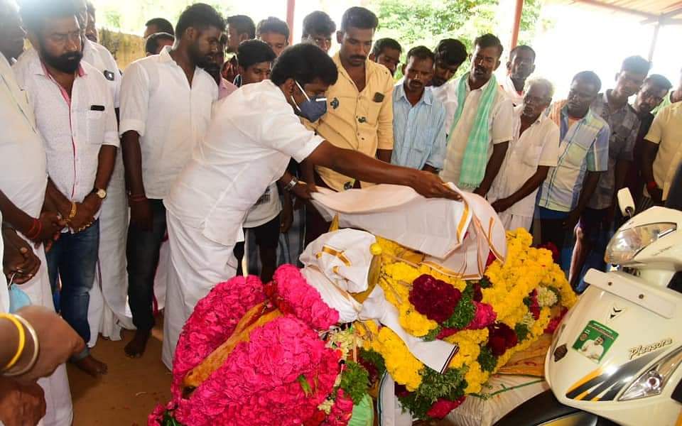 `கொம்புவைத்த வேங்கையன் என் வெள்ளையன்!’ - உயிரிழந்த  காளை... உருகிய விஜயபாஸ்கர் 