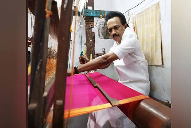 கைத்தறியில் முதல்வர் ஸ்டாலின்