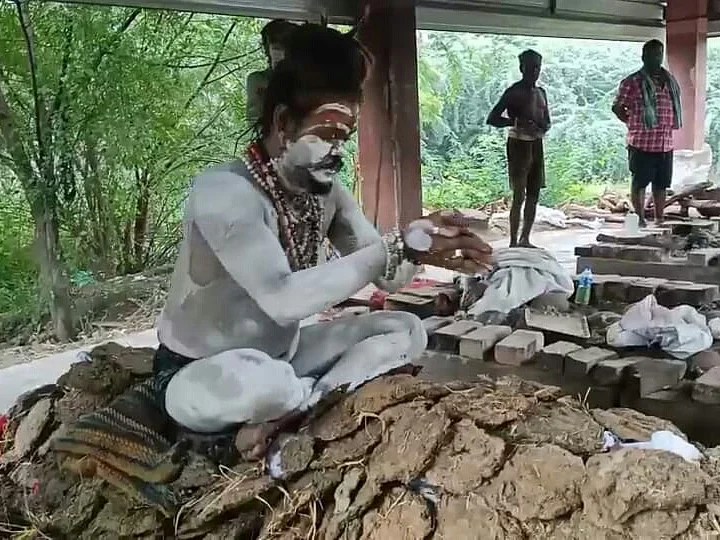 சடலத்தின்மீது அமர்ந்த அகோரிகள்; மயானத்தில் அதிகாலை பூஜை! அதிர்ச்சியில் மக்கள்!