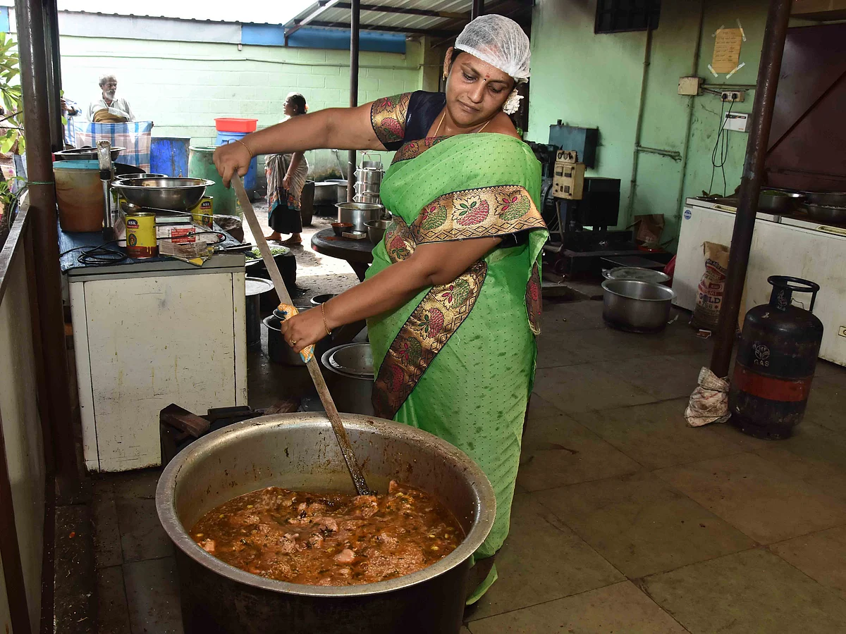 `அரைப்படி அரிசில தொடங்குனோம்; இப்ப எங்களுக்கு 4 கிளைகள்!' - பிரியாணி மூலம் ஜெயித்த மோகனப்ரியா