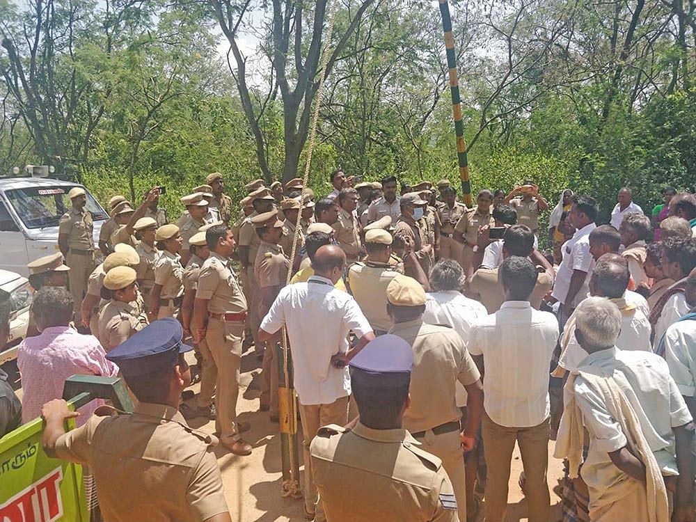 பயிரை அழிக்கிறார்கள்... வனத்தைவிட்டுத் துரத்துகிறார்கள்... கதறும் மலைகிராம மக்கள்!