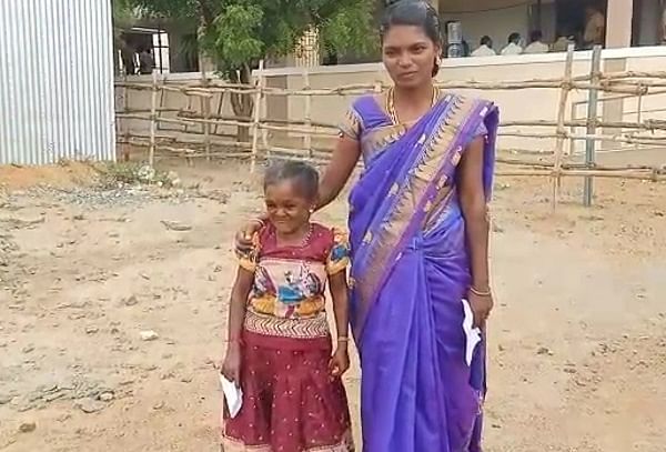 சசிகலாவுடன் மயிலம்மாள்