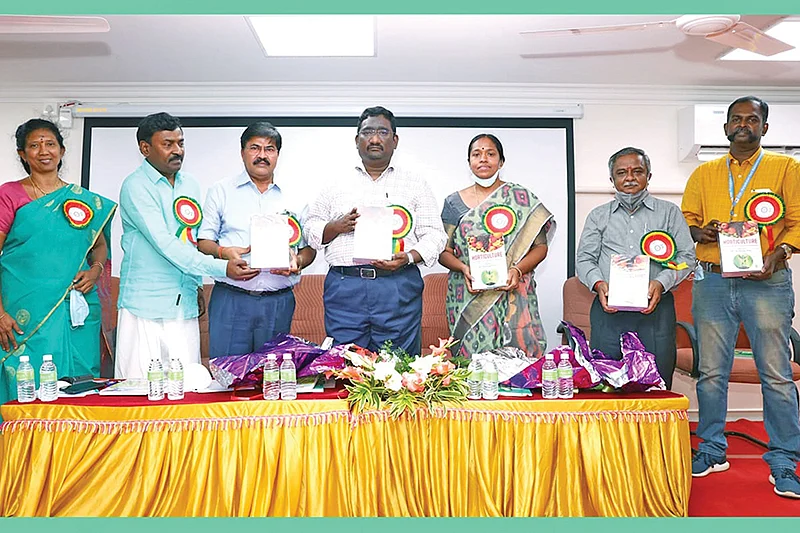 நிகழ்வில் வள்ளலார், ஆறுமுகம் உள்ளிட்டோர்
