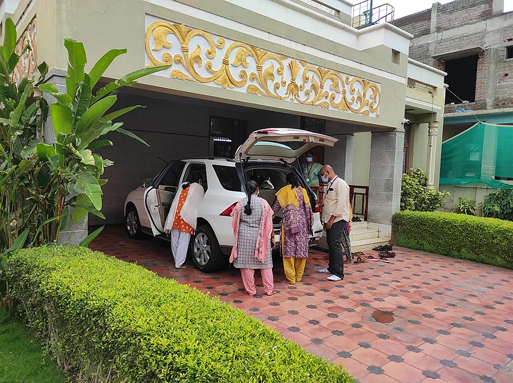 மிஸ்டர் கழுகு: அதிகாலையில் அலர்ட்டான விஜயபாஸ்கர்! - ஏற்கெனவே கசிந்ததா ரெய்டு தகவல்?