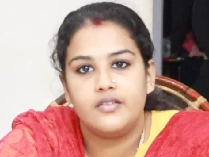 பிறந்த 3-ம் நாளில் தாயிடமிருந்து பிரிக்கப்பட்ட சிசு; சட்டவிரோதமாக தாத்தாவால் தத்துக்கொடுக்கப்பட்டதா?