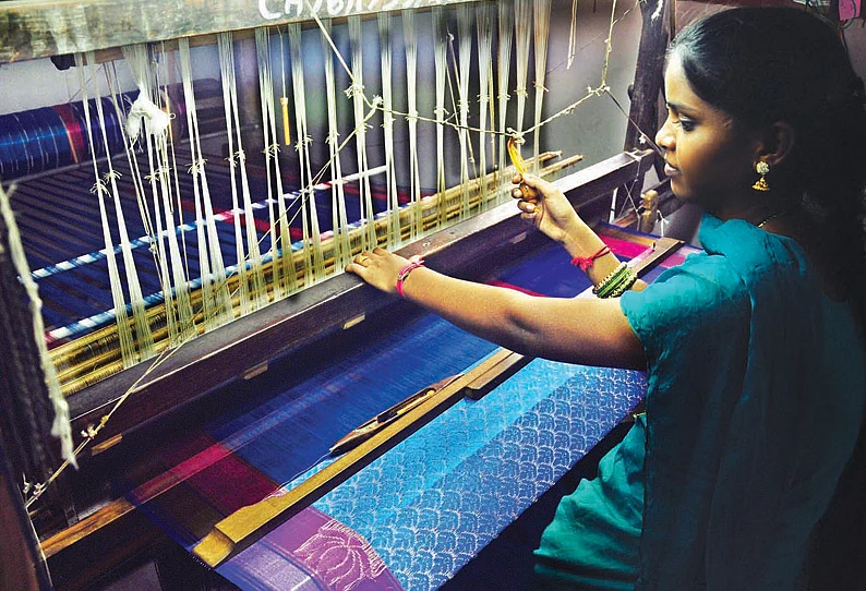 சேலை நெய்யும் நெசவாளர்