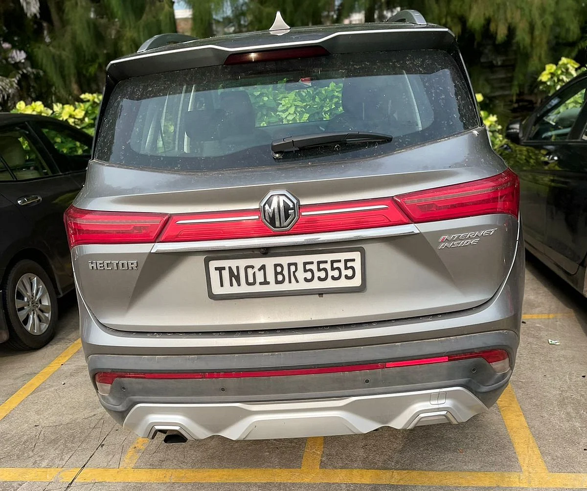 பறிமுதல் செய்யப்பட்ட கார்