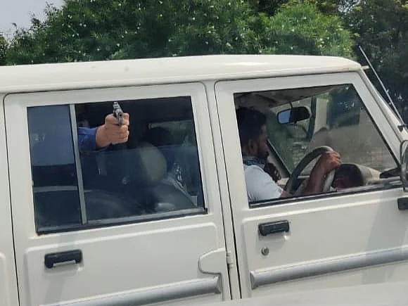 `சினிமா பாணியில் சேஸிங்; துப்பாக்கியைக் காட்டிய கொள்ளையர்கள்!’ - ஓசூரில் பரபரப்பு