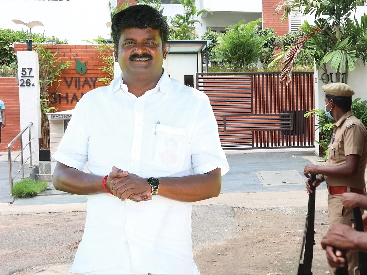 மிஸ்டர் கழுகு: அதிகாலையில் அலர்ட்டான விஜயபாஸ்கர்! - ஏற்கெனவே கசிந்ததா ரெய்டு தகவல்?