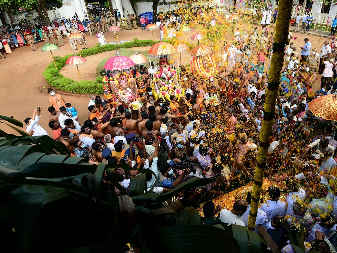 நவராத்திரி பாரம்பர்ய விழாவுக்காக திருவனந்தபுரம் புறப்பட்டுச் சென்ற குமரி மாவட்ட சுவாமிகள்!