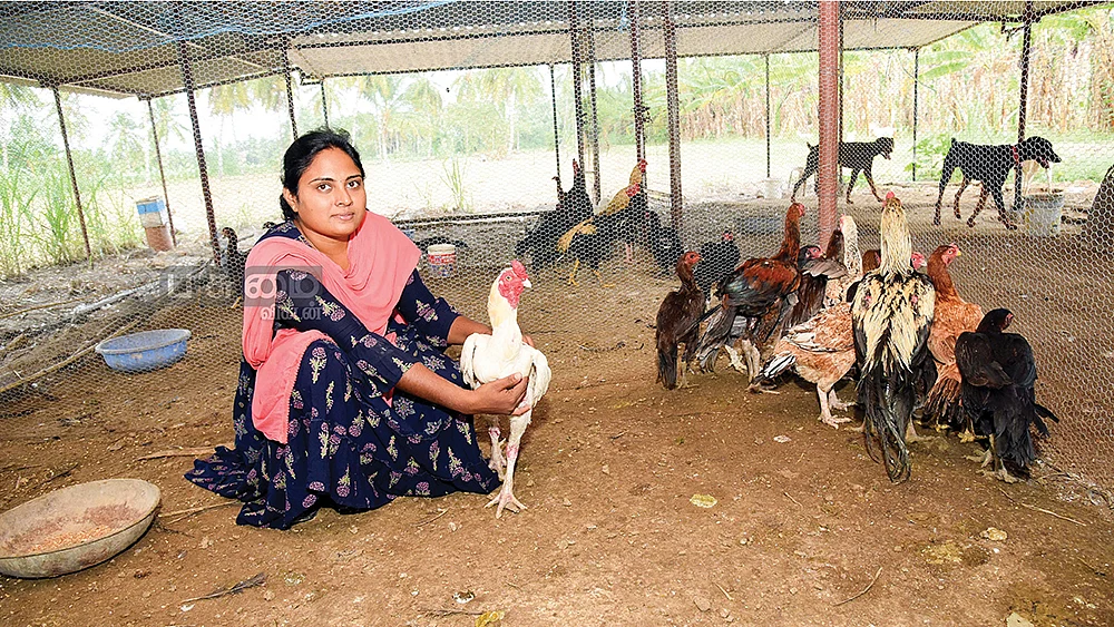 கோழிகளுடன் கவிதா