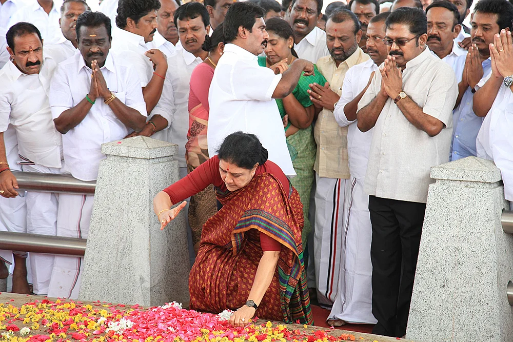 பொன்விழா அ.தி.மு.க... வேகமெடுக்கும் சசிகலா... எடுபடுமா புது அஸ்திரம்?