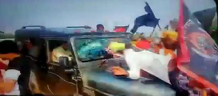 விவசாயிகள் மீது கார் மோதும் காட்சி
