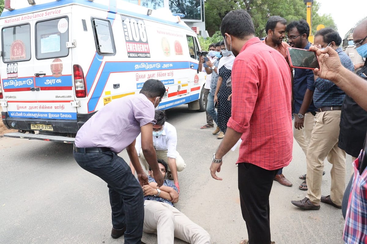 `உதவி பண்ணினா ரூ.10,000 வெகுமதி!'   விபத்தில் யாராச்சும் அடிபட்டா, ஹெல்ப் பண்ணாம போயிடாதீங்க!