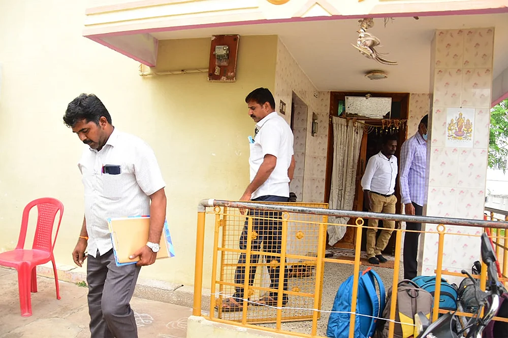 மிஸ்டர் கழுகு: அதிகாலையில் அலர்ட்டான விஜயபாஸ்கர்! - ஏற்கெனவே கசிந்ததா ரெய்டு தகவல்?