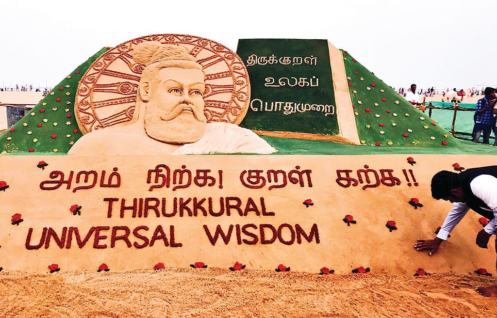 சென்னையில் சுதர்சன் பட்நாயக் எழுப்பிய வள்ளுவர் மணற்சிற்பம்