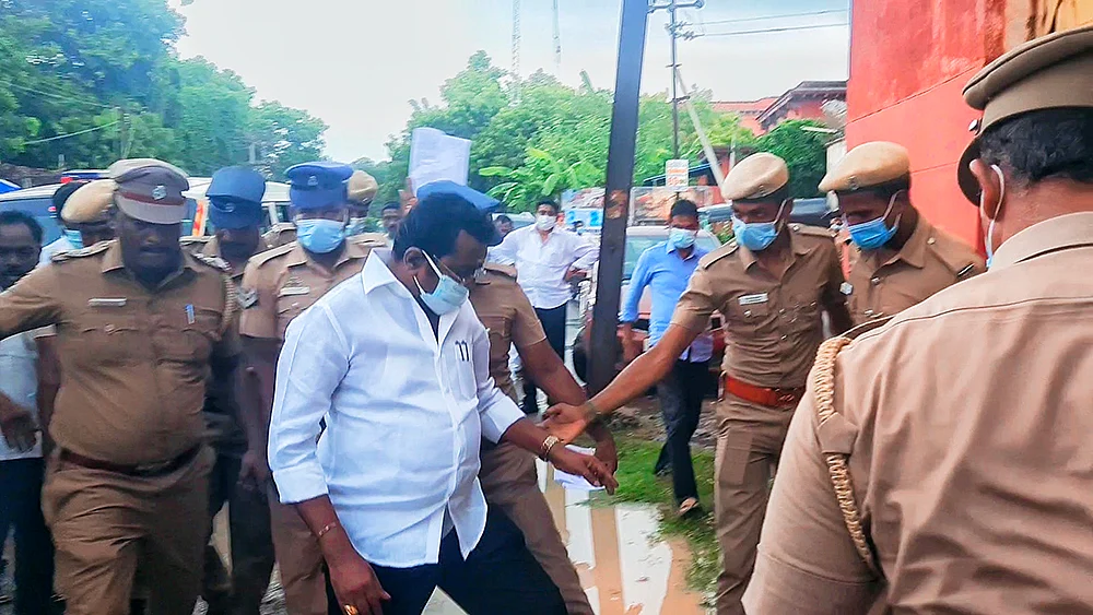 கொலை, கொலை மிரட்டல் வழக்குகளில் தி.மு.க எம்.பி-க்கள்!