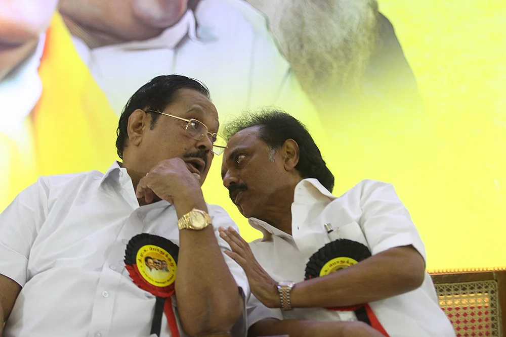 மிஸ்டர் கழுகு: அதிகாலையில் அலர்ட்டான விஜயபாஸ்கர்! - ஏற்கெனவே கசிந்ததா ரெய்டு தகவல்?