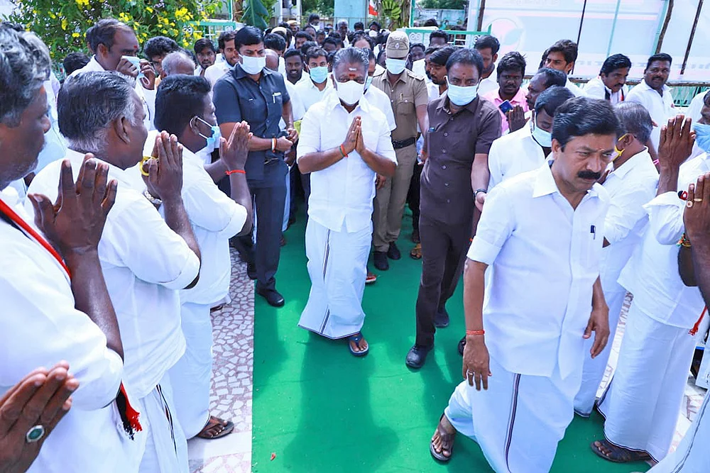 விழுப்புரம் பஞ்சாயத்து... வில்லங்க பன்னீர்... விழிபிதுங்கும் எடப்பாடி!
