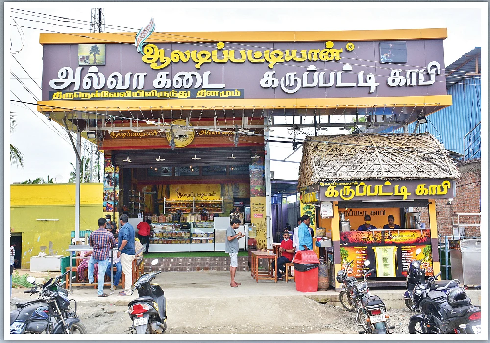 சொந்த ஊருக்கு சென்னையில் அடையாளம் கொடுத்த இளைஞர்கள்!