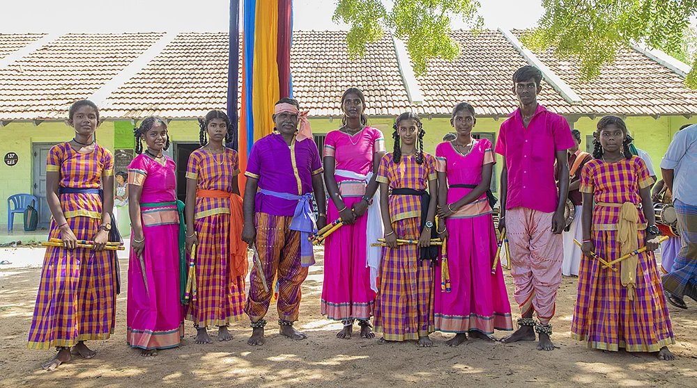 மாணவர்களுடன் சின்னதுரை