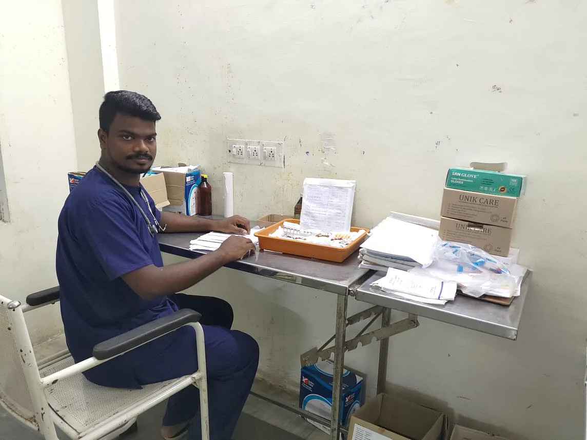 அவமதித்த உறவினர்கள்; விடாத தன்னம்பிக்கை; யூடியூப் சேனல் வருவாயில் மருத்துவப்படிப்பை முடித்த இளைஞர்!
