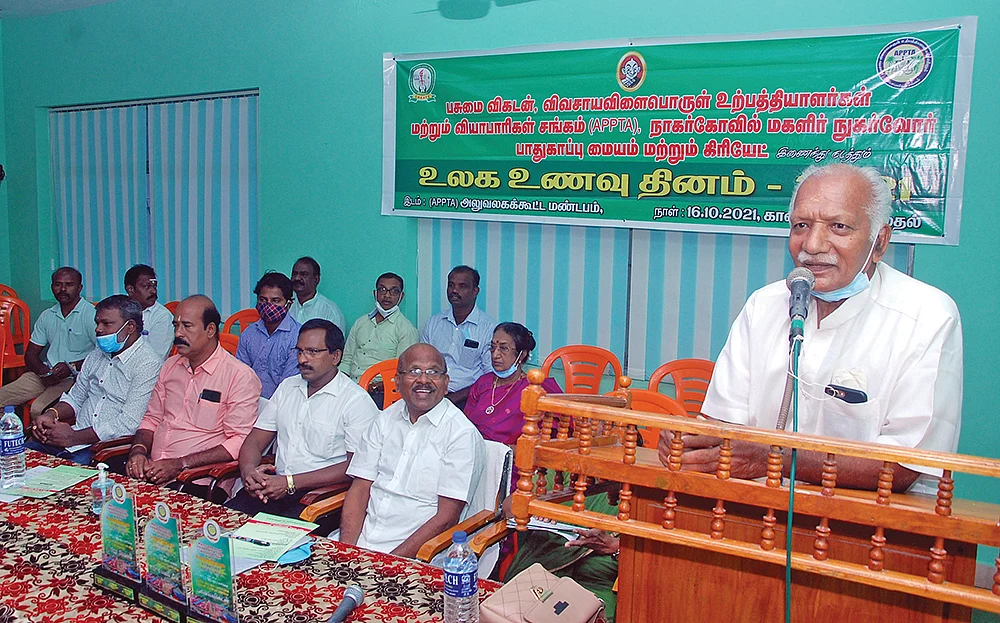 நிகழ்வில் பேசும் பொன்னம்பலம்
