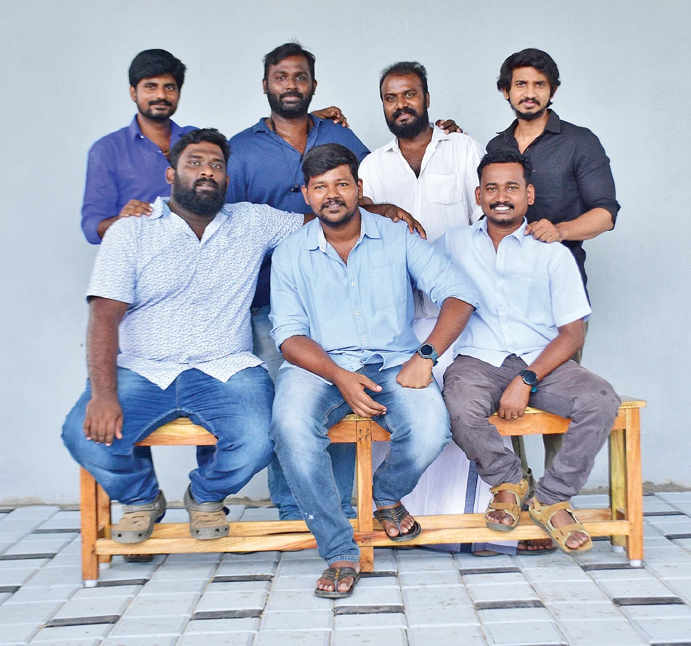 சொந்த ஊருக்கு சென்னையில் அடையாளம் கொடுத்த இளைஞர்கள்!