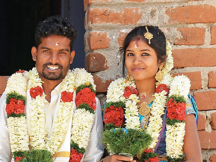 “ஒரு கீலி வேணும்னு வந்திருக்கேன்!” - மரபு மாறாத இருளர் திருமணம்
