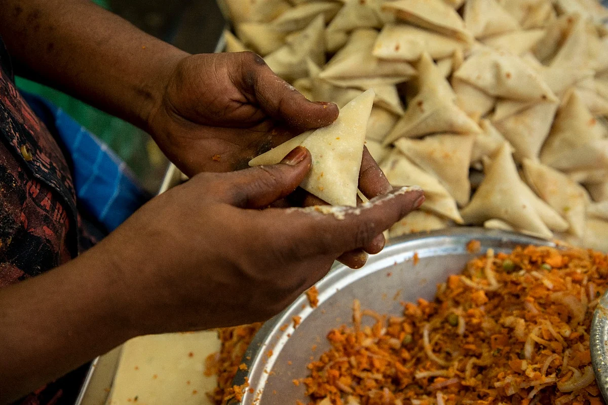 திருச்சி ஊர்ப் பெருமை - `பொடி, வெங்காயம்' கலந்து தரும் சந்துக்கடை சமோசா!
