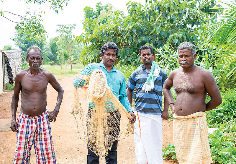 மீன் பிடிப்போருடன்