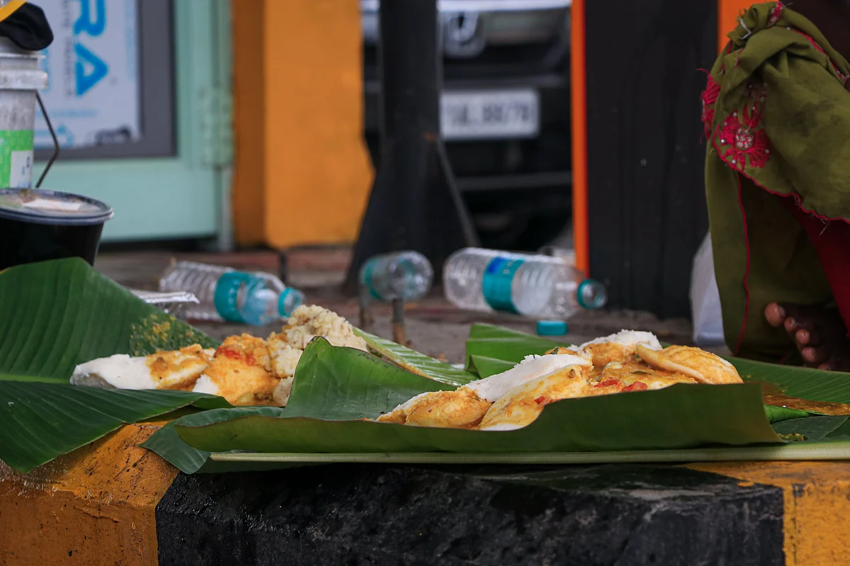 உணவு பொட்டலங்கள் வழங்கும் தன்னார்வலர்கள்