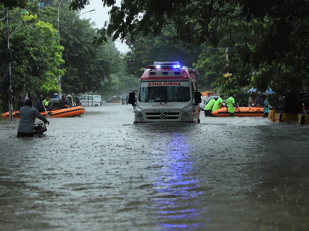 Chennai Rains: வேலை செய்யாத வெள்ள அபாய டோல் ஃப்ரீ நம்பர்கள்; அவதிக்குள்ளாகும் பொதுமக்கள்!