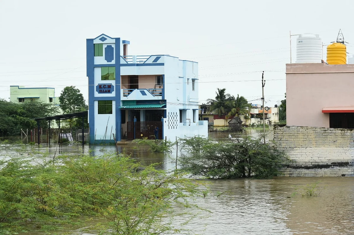 வீடுகளைச் சூழ்ந்த நீர்