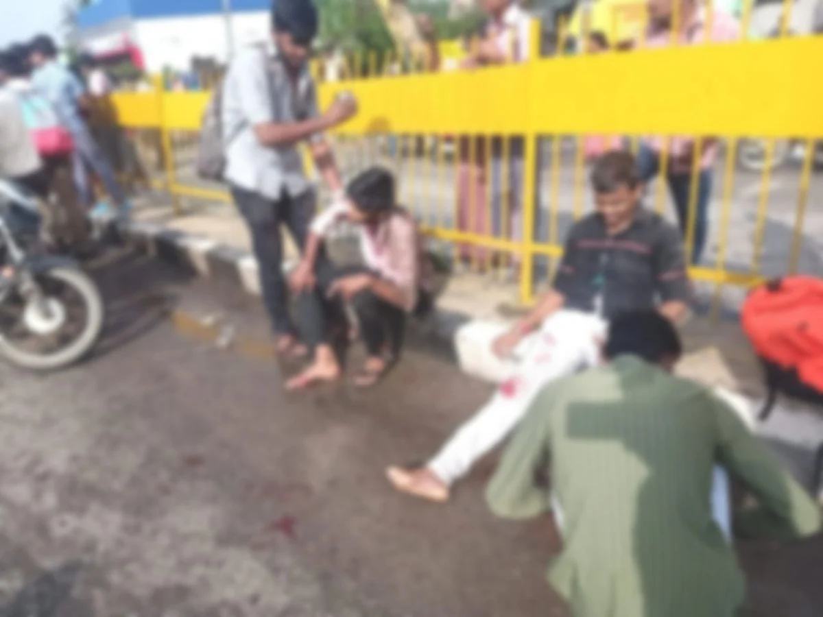 காயமடைந்த கல்லூரி மாணவர்கள்