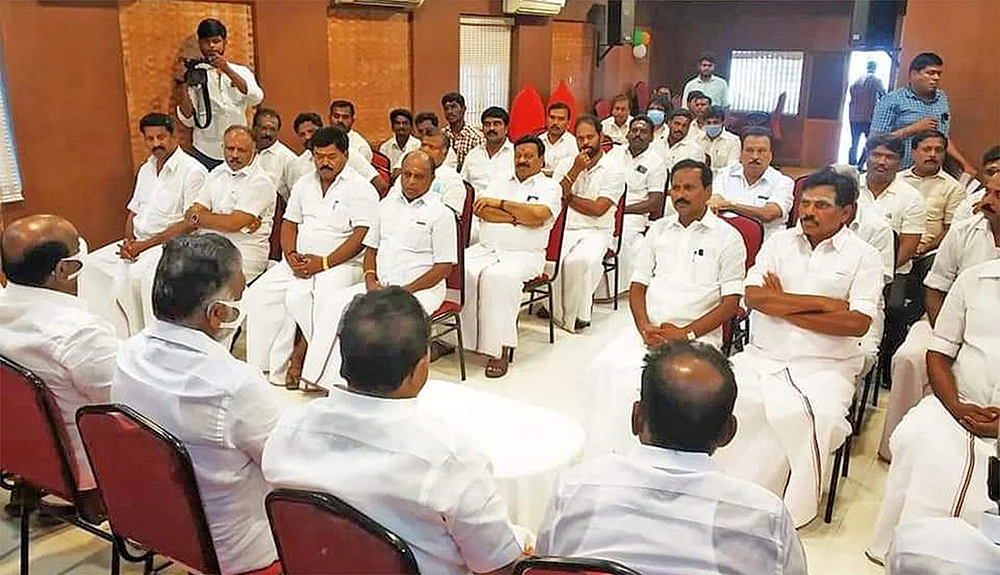 பற்றவைத்த சசிகலா... அ.தி.மு.க தீபாவளி! - புகையும் பன்னீர்... ‘புஸ்ஸ்...’ எடப்பாடி