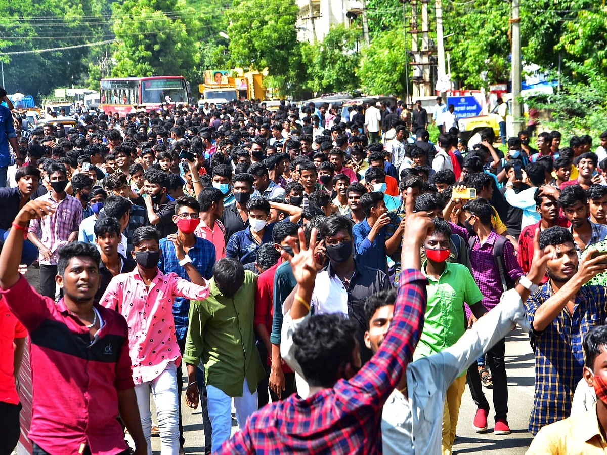 மாணவர்கள் விரும்பும் ஆன்லைன் தேர்வு; அரசு அறிவித்திருக்கும் நேரடி தேர்வு; முடிவுதான் என்ன?
