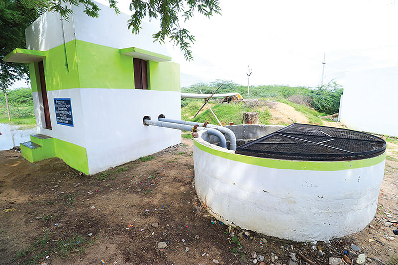 சேகரித்த மழைநீரை கிணற்றுக்குள் கொண்டு வருதல்