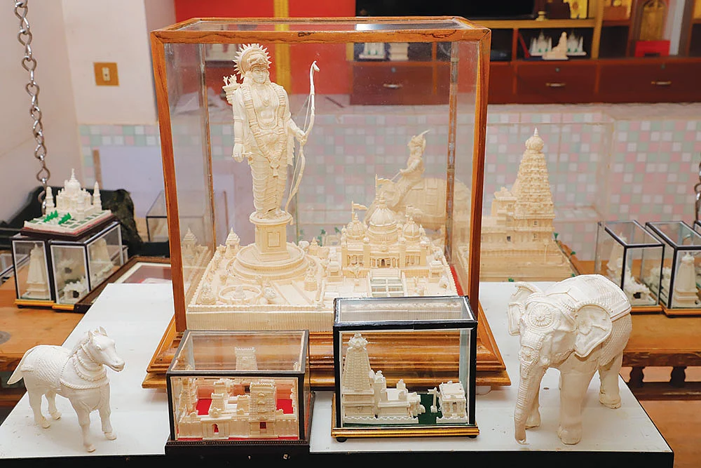 உலகம் முழுக்க விற்பனையாகும்
நெட்டிச் சிற்பமும் தஞ்சாவூர் தட்டும்..!
