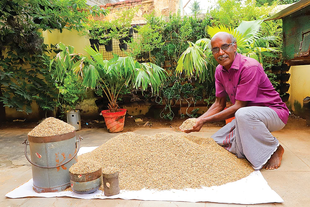 பூங்கார் நெல்லுடன் ஜோசப் பாஸ்டின்