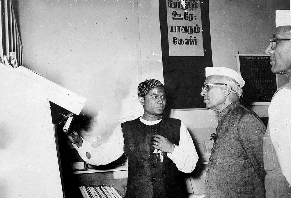 14.11.1956 அன்று டில்லியில் சாகித்ய அகாடமி ஏற்பாடு செய்த புத்தகக் கண்காட்சியில் தமிழ்ப் பகுதிப் பொறுப்பாளராகப் பணியாற்றினார் வள்ளியப்பா. நேரு, அவர் பிறந்த நாளில் புத்தகக் காட்சியைப் பார்வையிட வந்தபோது குழந்தை நூல்கள் பற்றிய அவரின் கேள்விகளுக்கு விளக்கமளிக்கிறார்.