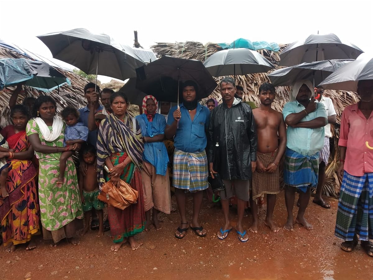 விழுப்புரம்: அடிப்படை வசதிகள்கூட இல்லை... அல்லாடும் இருளர் பழங்குடிகள்! - நம்பிக்கை அளித்த ஆட்சியர்