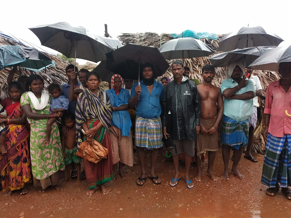 விழுப்புரம்: அடிப்படை வசதிகள்கூட இல்லை... அல்லாடும் இருளர் பழங்குடிகள்! - நம்பிக்கை அளித்த ஆட்சியர்