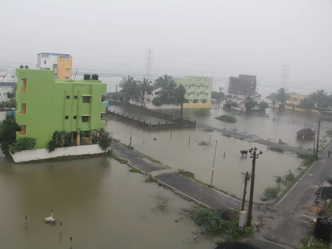 சென்னை கன மழை: வெள்ளக் காடாக காட்சியளிக்கும் பள்ளிக்கரணை!